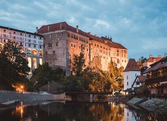 Slavnosti pětilisté růže, provazochodci i nové výstavy – to je pestrý kalendář akcí v Českém Krumlově