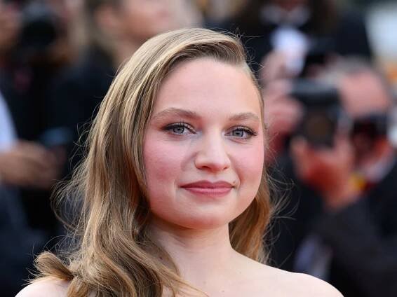 Mia Threapleton, 24, could be mistaken for mother Kate Winslet at the 1998 Oscars - it's uncanny