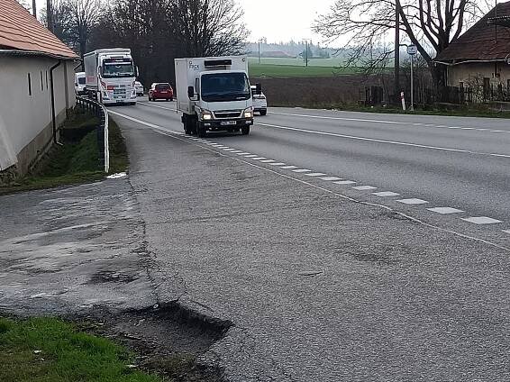 Dopravní omezení a semafory u Květnova. Začala stavba protihlukové stěny