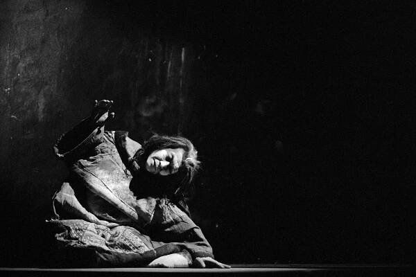 Tajně: Min Tanaka na fotografiích Oli V. Helcla – Divadelní noviny