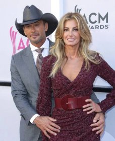Faith Hill Shows Off New Pink Hair in Makeup-Free Pic