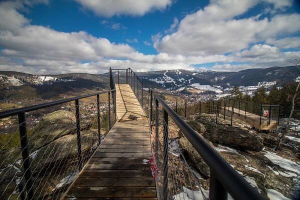 Nad Rokytnicí se tyčí nové vyhlídkové plošiny. Hotové by mohly být do letní sezóny