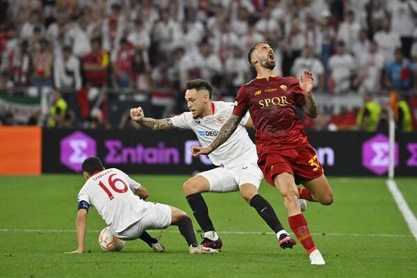 Roma's Leonardo Spinazzola, right, reacts during the  lt;HIT gt;Europa lt;/HIT gt; League final soccer match between Sevilla and Roma, at the Puskas Arena in Budapest, Hungary, Wednesday, May 31, 2023. (AP Photo/Denes Erdos)