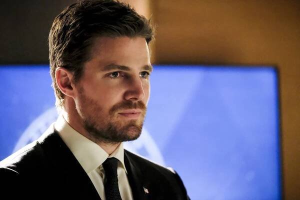 Arrow - Rozpuštěný tým - Z filmu - Stephen Amell