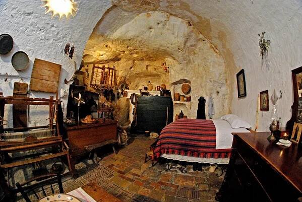 File:Casa-grotta-matera-8mm.jpg - Wikimedia Commons