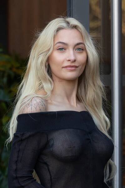 Bianca už inspirovala i dceru krále popu: Paris Jackson v Paříži šokovala šaty z punčocháčů bez podprsenky