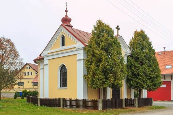 Soubor:Kaple svatého Václava v Třebešově.jpg