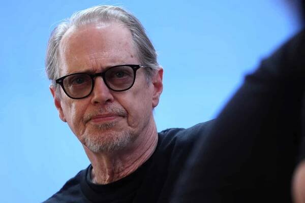 Herec Steve Buscemi byl v New Yorku napaden. S podlitinami a krvácením skončil v nemocnici