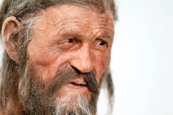 Ötzi měl 60 tetování a jedl maso kozoroha. Proč před smrtí riskoval, zůstává záhadou
