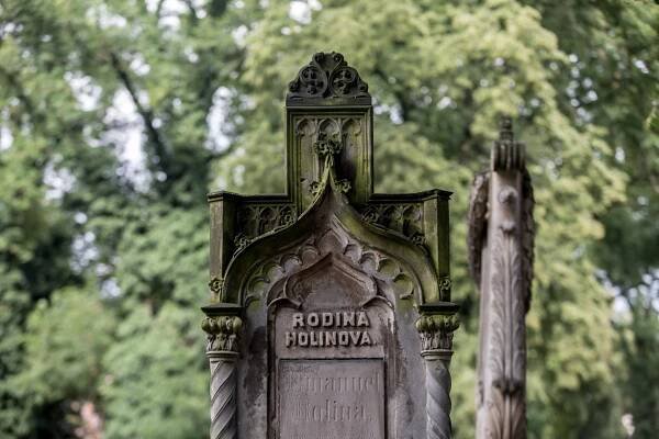 Ať se nezrakvíte. Pohřební správa uzavřela kvůli náledí některé pražské hřbitovy