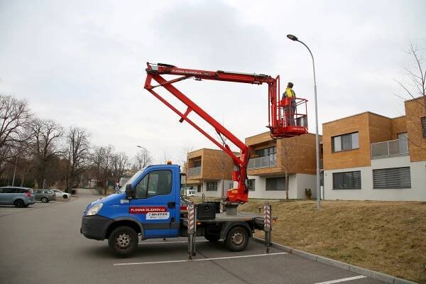 Pronájem plošiny Slavkov u Brna - výškové práce, elektroinstalace