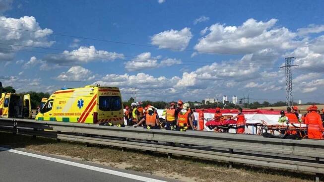 Havárie autobusů na D2: U srážky bylo 25 národností, jedna žena leží na ARO