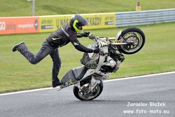 ME Most – kaskadérské vystoupení - Foto-Moto.eu