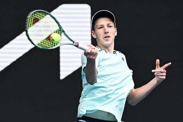 Kumstát juniorský titul z Australian Open nezískal. V těsném finále podlehl Sakamotovi z Japonska