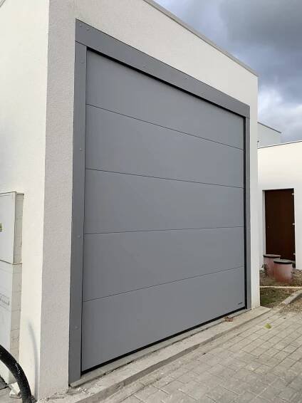 sekční vrata - šedá RAL 7040, W-line rovný, hladký povrch