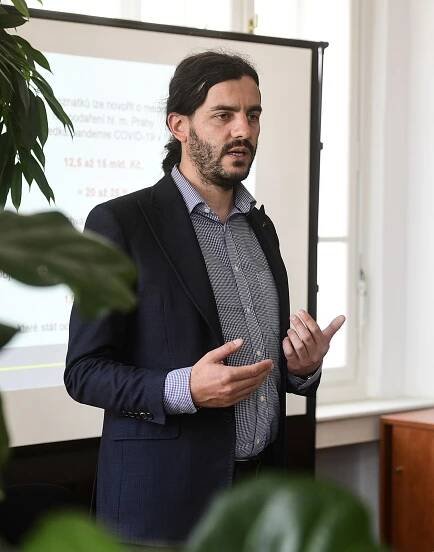 Nechápu, proč bych měl odejít, říká náměstek Scheinherr. Dopravnímu podniku podle něj nejspíš nevznikla škoda