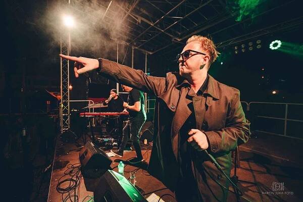 Při prvním dni festivalu Dej více Plzni na podporu mezigeneračního centra TOTEM se nádvoří Plzeňského Prazdroje 6. září zaplnilo hned dvakrát. Odpoledne při představení Divadla Spejbla a Hurvínka a večer při koncertu dua Jiří Krhut a Štěpán Kozub.