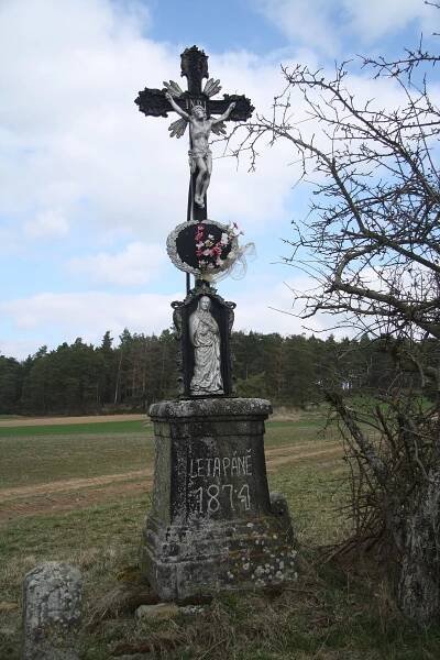 Soubor:Wayside cross near natural monument Kobylinec near Trnava, Třebíč District.jpg – Wikipedie