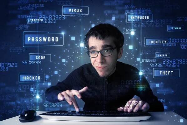 Programování hackerů v technologickém prostředí s kybernetickými ikonami — Stock obrázek