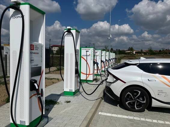ČEZ v 1. pololetí postavil téměř stovku nových veřejných dobíjecích stojanů pro elektroauta. Objem odebrané bezemisní elektřiny v síti vystřelil o 53 %