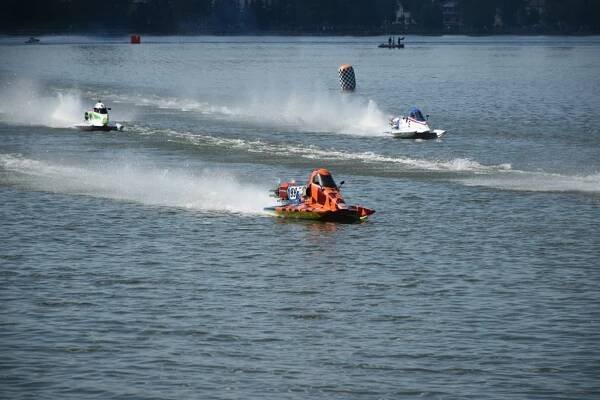 FOTO: Adrenalinová podívaná. Motorové čluny létaly po hladině rybníka