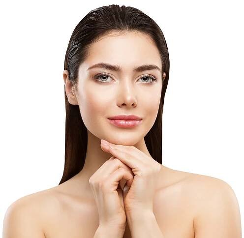 portrét ženy krása obličeje. brunetka modelka s čistou zdravou kůží a mokrými vlasy na bílém pozadí. ženy kontury obličeje kosmetika a péče o ruce - obočí - stock snímky, obrázky a fotky