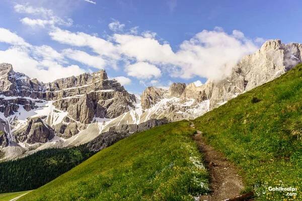 Path to Roa-Scharte on Dolomites Alta Via 2, south of Schlüterhütte