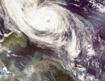 tajfun phanfone ovlivňuje japonsko.  satelitní pohled. prvky tohoto obrazu poskytla nasa. - tajfun - stock snímky, obrázky a fotky