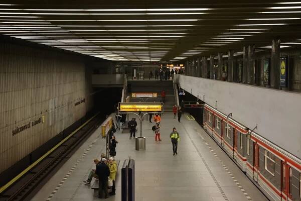 Smrt pod koly metra na Smíchovském nádraží! „Béčko“ mezi Florencí a Butovicemi přes 2 hodiny nejezdilo