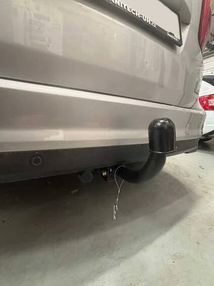 Montáž odnímatelné tažné zařízení Auto Hak + 7 PIN elektropřípojka do Ford C-Max