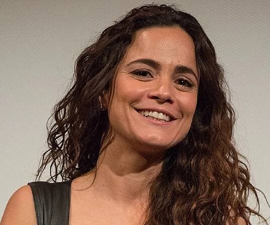 Alice Braga Biography - Facts, Childhood, Family Life & Achievements