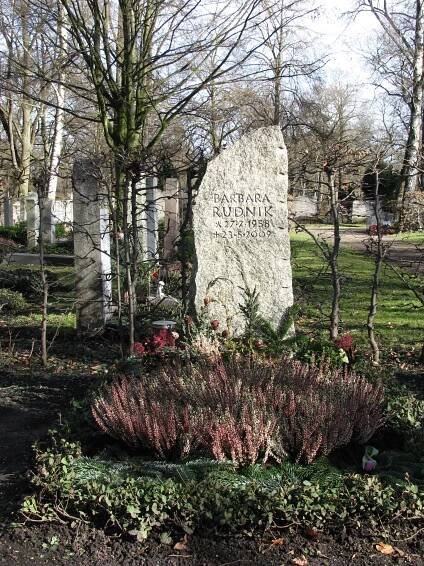 Soubor:Nordfriedhof München - Grab Barbara Rudnik.jpg – Wikipedie
