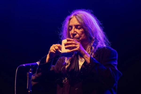Neobyčejně krásný koncert. Patti Smith četla poezii, vzpomněla na Deppa i Krále