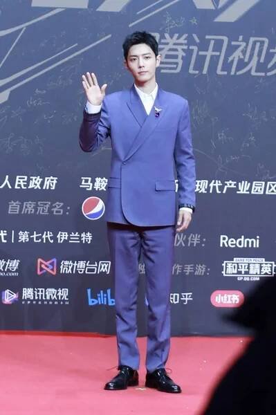 Čínský herec a zpěvák Xiao Zhan, také známý jako Sean Xiao, oblékání v obleku Dior na červeném koberci pro 2020 Tencent Video Star Awards v Nanjing City, východní Číny provincie Ťiang-su, 20. prosince 2020. — Stock obrázek