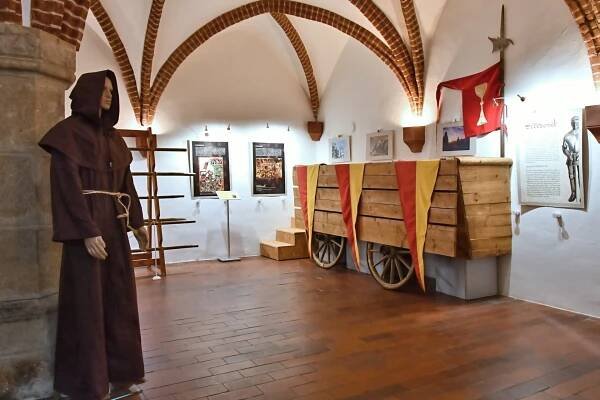 Fotoreportáž z vernisáže výstavy Expedice středověk • Muzeum a galerie Hranice