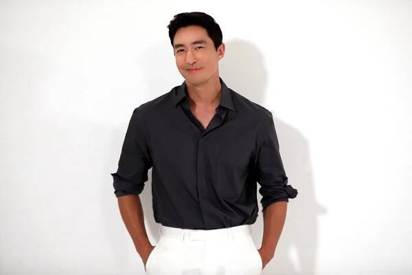 Daniel Henney vnesl do Confidential Assignment 2 humor, chválil korejskou tvorbu a přiznal, že na své psy mluví korejsky