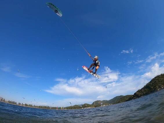 Kitetrip-Chorvatsko-Neretva-flysurfer-soul-jump