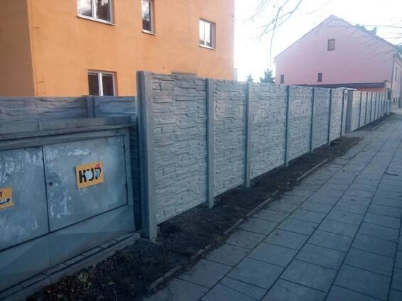 Betonové skládané ploty – Stavba plotů – KM Exteriéry