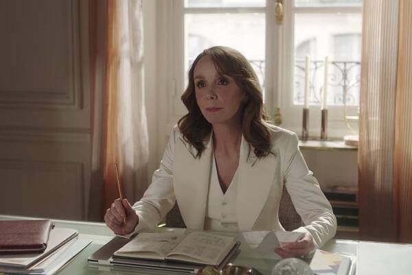 Emily in Paris - Láska na útěku (S04E02) (2024) | Galerie - Z epizody | ČSFD.cz