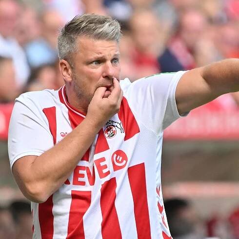 Lukas Kwasniok pfeift seine Spieler im Köln-Trikot nach vorne
