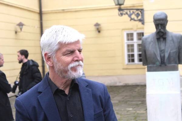 Prezident Pavel v Hodoníně. Muzeum mu věnovalo vzácnou medaili s Masarykem