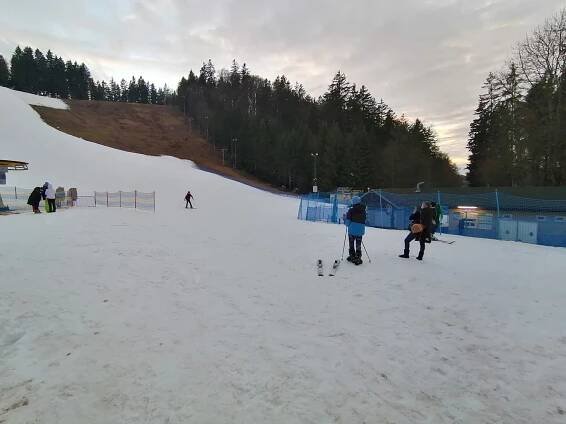 Vánoce jsou bez sněhu, lyžovat ale můžete v Mariánských Lázních