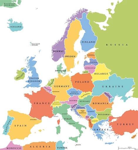 Stáhnout - Singl Evropa státy politickou mapu. Všechny země v různých barvách, s národní hranice a názvy zemí. Anglické označení a měřítka. Ilustrace na bílém pozadí. — Ilustrace