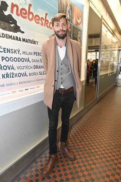 FOTO: Cyril Navrátil na premiéře divadelní hry Diktátor. – stránka 39