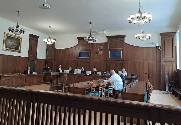 Krajský soud v Českých Budějovicích zahájil ve čtvrtek 30. května dopoledne proces s šestačtyřicetiletým mužem, který měl plánovat těžké ublížení na zdraví své bývalé přítelkyně.