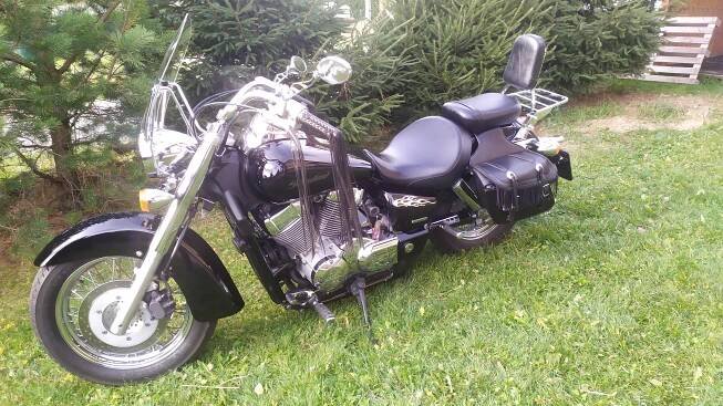 Prodám tento klasický chopper Honda VT750 C4 Shadow, rok výroby 2004, objem: 745 ccm, výkon: 33kw, najeto 50.000 km, černá