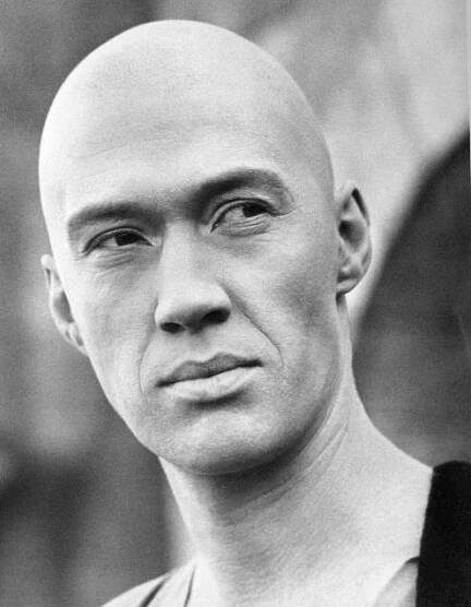 Soubor:David Carradine as Caine from Kung Fu - c. 1972–1975.jpg