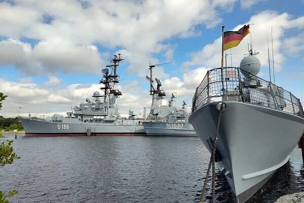 Zwei Kriegsschiffe ankern im Hafen