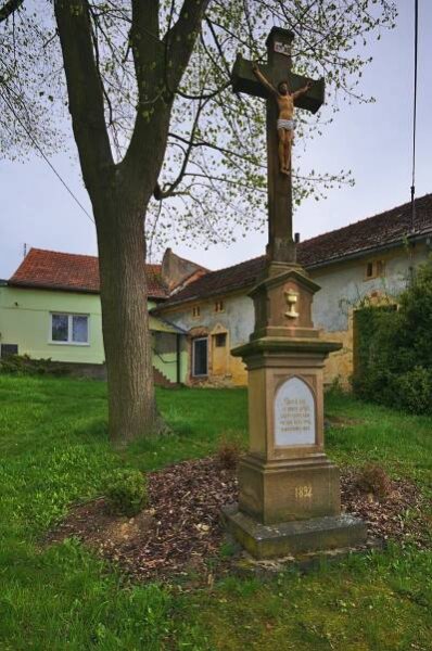 Soubor:Kříž uprostřed vesnice, Krhov, okres Blansko.jpg