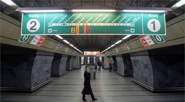 Vstup do stanice metra Malostranská byl uzavřen, rozbily se dva eskalátory